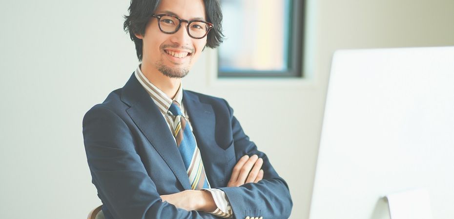職場で目が合う男性がいる！これは職場恋愛の始まり？男性の心理や好意サインを解説