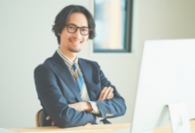 職場で目が合う男性がいる！これは職場恋愛の始まり？男性の心理や好意サインを解説